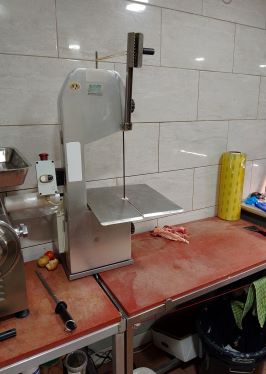Dangerous bandsaw on counter-top